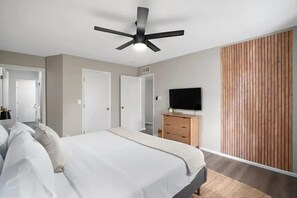 4 bedrooms, iron/ironing board, WiFi, bed sheets - BONUS Room! HTD Pool/Patio Oasis/Fire Pit/Games RENOVATED PHX Mid-Century Home (Phoenix)