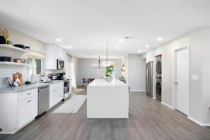 Private kitchen - BONUS Room! HTD Pool/Patio Oasis/Fire Pit/Games RENOVATED PHX Mid-Century Home (Phoenix)