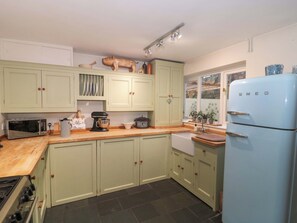Fridge, microwave, toaster, cookware/dishes/utensils - The Cottage Loaf (Wedmore)
