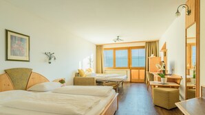 ห้องดีลักซ์ดับเบิล, ระเบียง, วิวภูเขา | ตู้นิรภัยในห้องพัก, พื้นที่ทำงานแบบใช้แล็ปท็อป, ผ้าม่านกันแสง