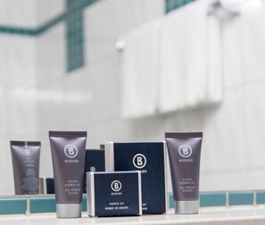 Secador de pelo, toallas, jabón, shampoo