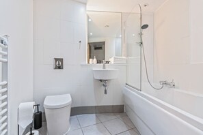 Hair dryer, towels, soap, shampoo - Long stay | 1-Bed Jewellery Quarter Apt | Homely (Birmingham)