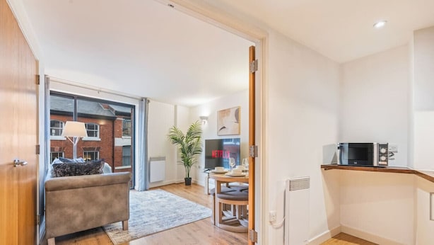 A modern apartment with a living room, dining area, and kitchenette. - Long stay | 1-Bed Jewellery Quarter Apt | Homely (Birmingham)