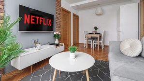 Classic-Apartment, Blick auf den Innenhof | Wohnbereich | 40-Zoll-Plasmafernseher mit Digitalempfang