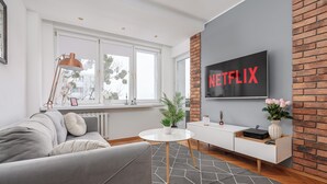 Classic-Apartment, Blick auf den Innenhof | Wohnbereich | 40-Zoll-Plasmafernseher mit Digitalempfang
