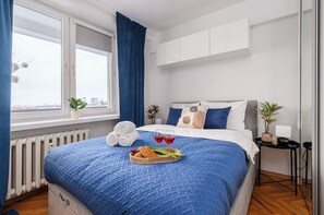 Classic Apartment, Courtyard View | Individually furnished, iron/ironing board, free WiFi - Lumina apartment near center of Warsaw (Warszawa)