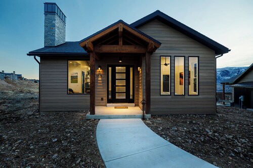 Eden Lookout: Hot tub, Views and King Beds!