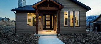 Eden Lookout: Hot tub, Views and King Beds!