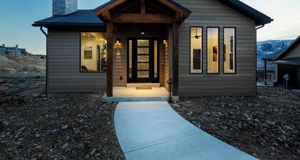 Eden Lookout: Hot tub, Views and King Beds!