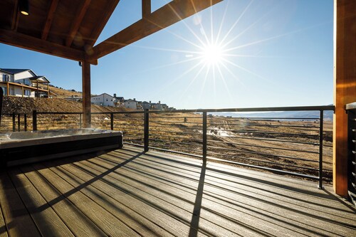 Eden Lookout: Hot tub, Views and King Beds!