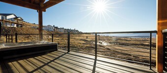 Eden Lookout: Hot tub, Views and King Beds!