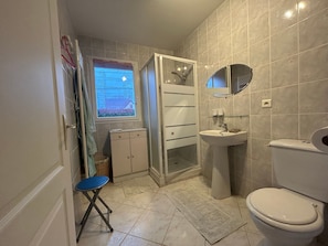 Douche, serviettes fournies