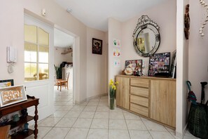 Interior - Bed and Breakfast 'Chambre À Saint-molf - ' with Private Terrace, Private Garden and Wi-Fi (Saint-Molf)