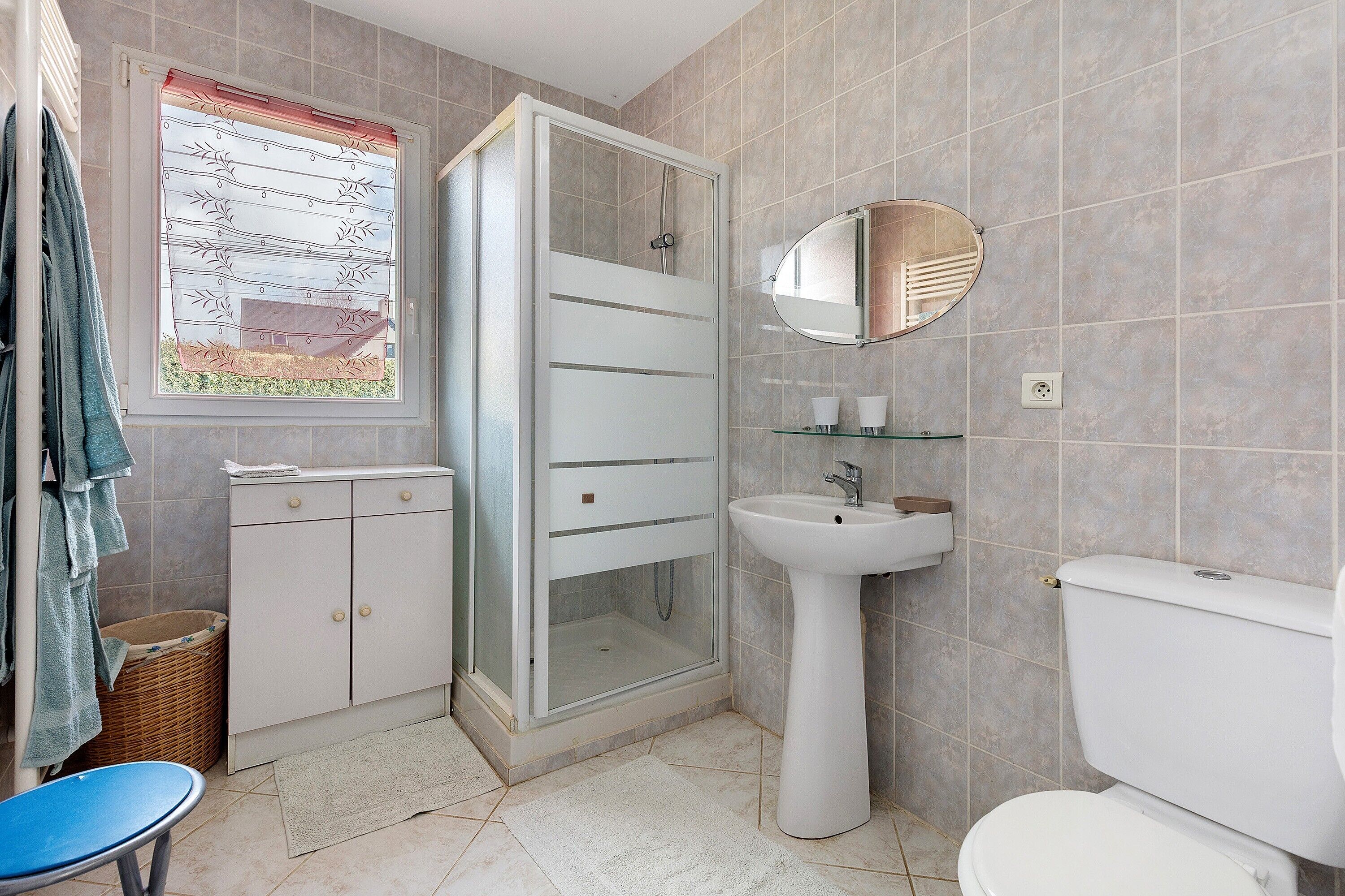 Een douche, handdoeken