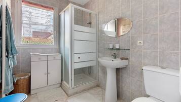 Een douche, handdoeken