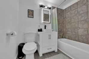Shower, hair dryer, towels, soap - Cozy 1-bedroom condo walking distance to Las Vegas strip (Las Vegas)