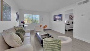 Living area - Cozy 1-bedroom condo walking distance to Las Vegas strip (Las Vegas)