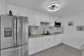 Microwave, stovetop, dishwasher - Cozy 1-bedroom condo walking distance to Las Vegas strip (Las Vegas)