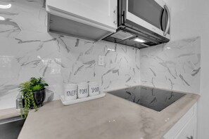 Microwave, stovetop, dishwasher - Cozy 1-bedroom condo walking distance to Las Vegas strip (Las Vegas)