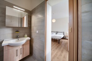 3 bedrooms, WiFi - Apartment 'The White House in Mesoggi' with Mountain View, Wi-Fi and Air Conditioning (Βραγκανιώτικα)