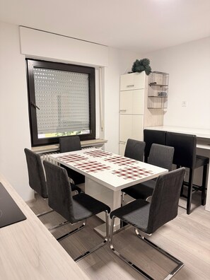 Dining - Cozy apartment with garden view near Phantasialand (Weilerswist)