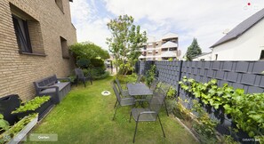Outdoor dining - Cozy apartment with garden view near Phantasialand (Weilerswist)