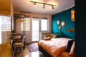 Desk, iron/ironing board, WiFi, bed sheets