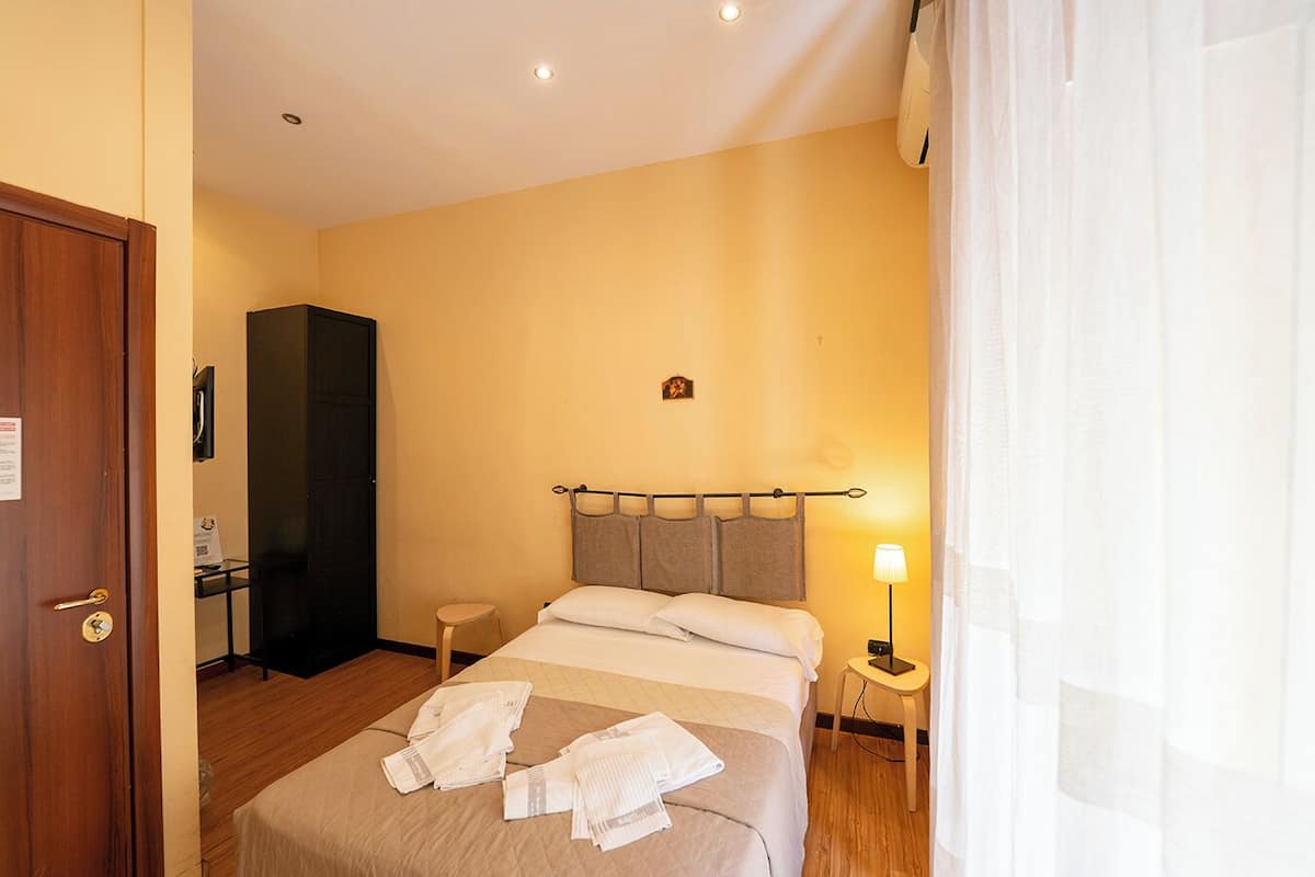 Escritorio y espacio para trabajar con laptop