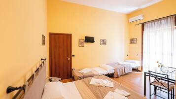 Familienzimmer, Annex (Via Donnalbina 56) | Schreibtisch, laptopgeeigneter Arbeitsplatz