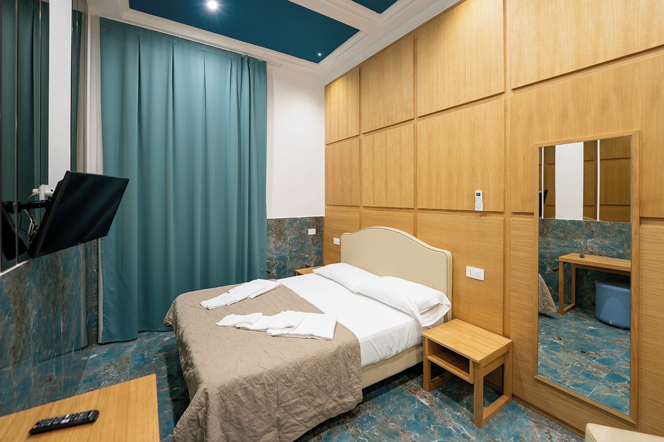 Escritorio y espacio para trabajar con laptop 