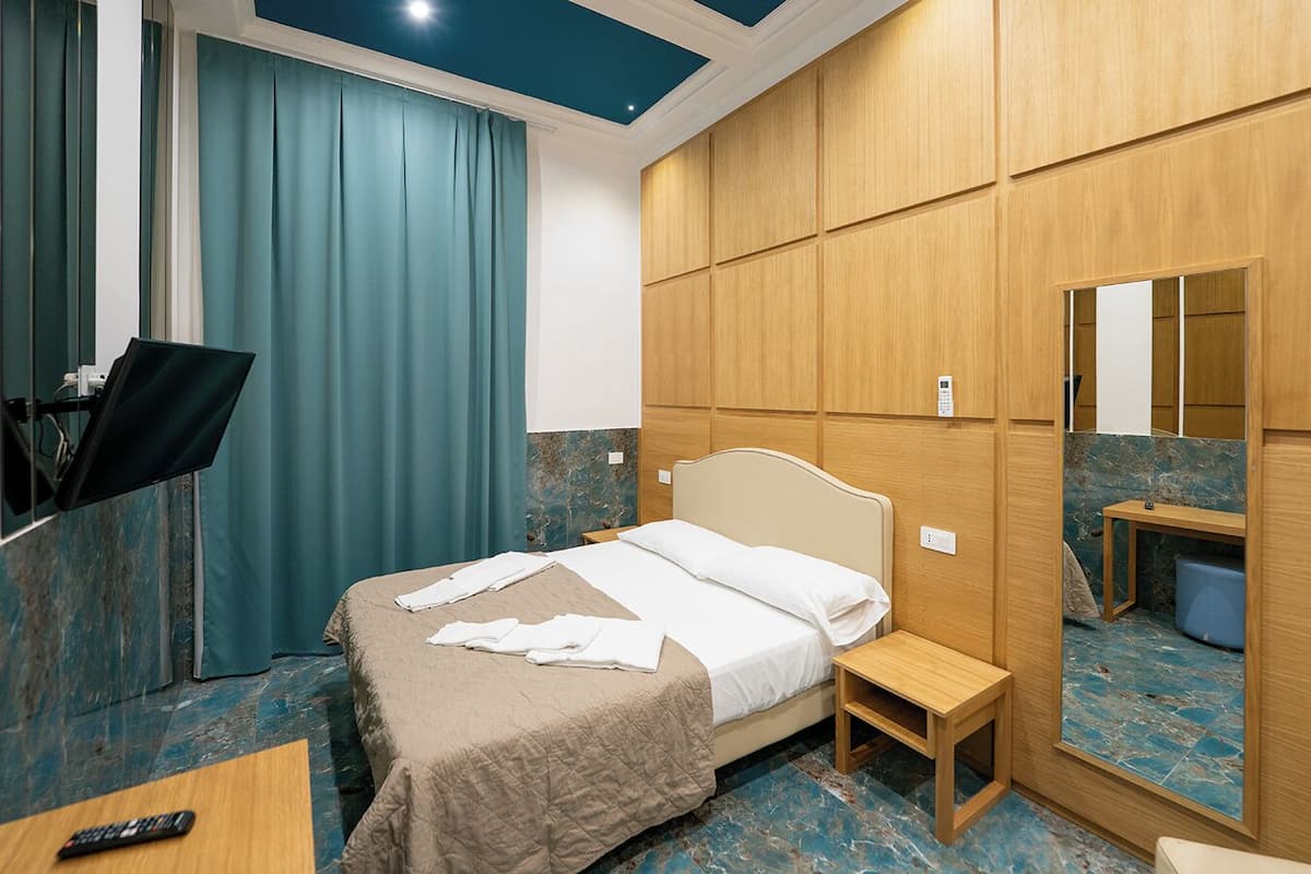 Escritorio y espacio para trabajar con laptop