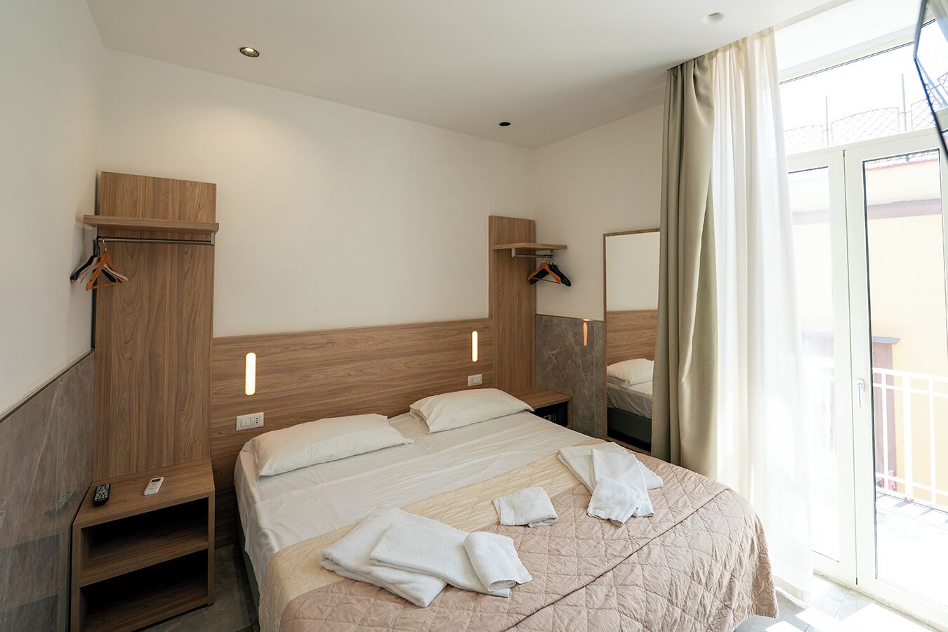 Escritorio y espacio para trabajar con laptop 