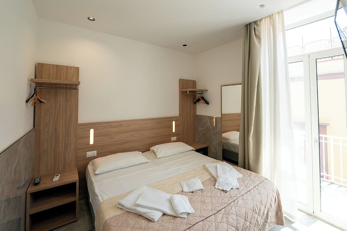 Escritorio y espacio para trabajar con laptop