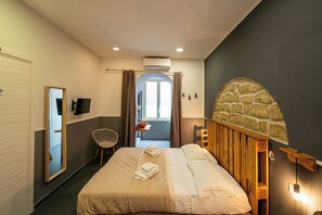 Standard Room, Annex Building (Vico Carceri San Felice 13) | Desk, laptop workspace, soundproofing - GREROS BOUTIQUE ANGIOINO by Clapa Group dislocated hospitality (Naples)