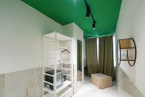 Escritorio y espacio para trabajar con laptop 