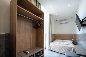 Camera Classic, edificio separato, Vico Giardinetto 84 | Desk, laptop workspace, soundproofing - GREROS BOUTIQUE ANGIOINO by Clapa Group dislocated hospitality (Naples)