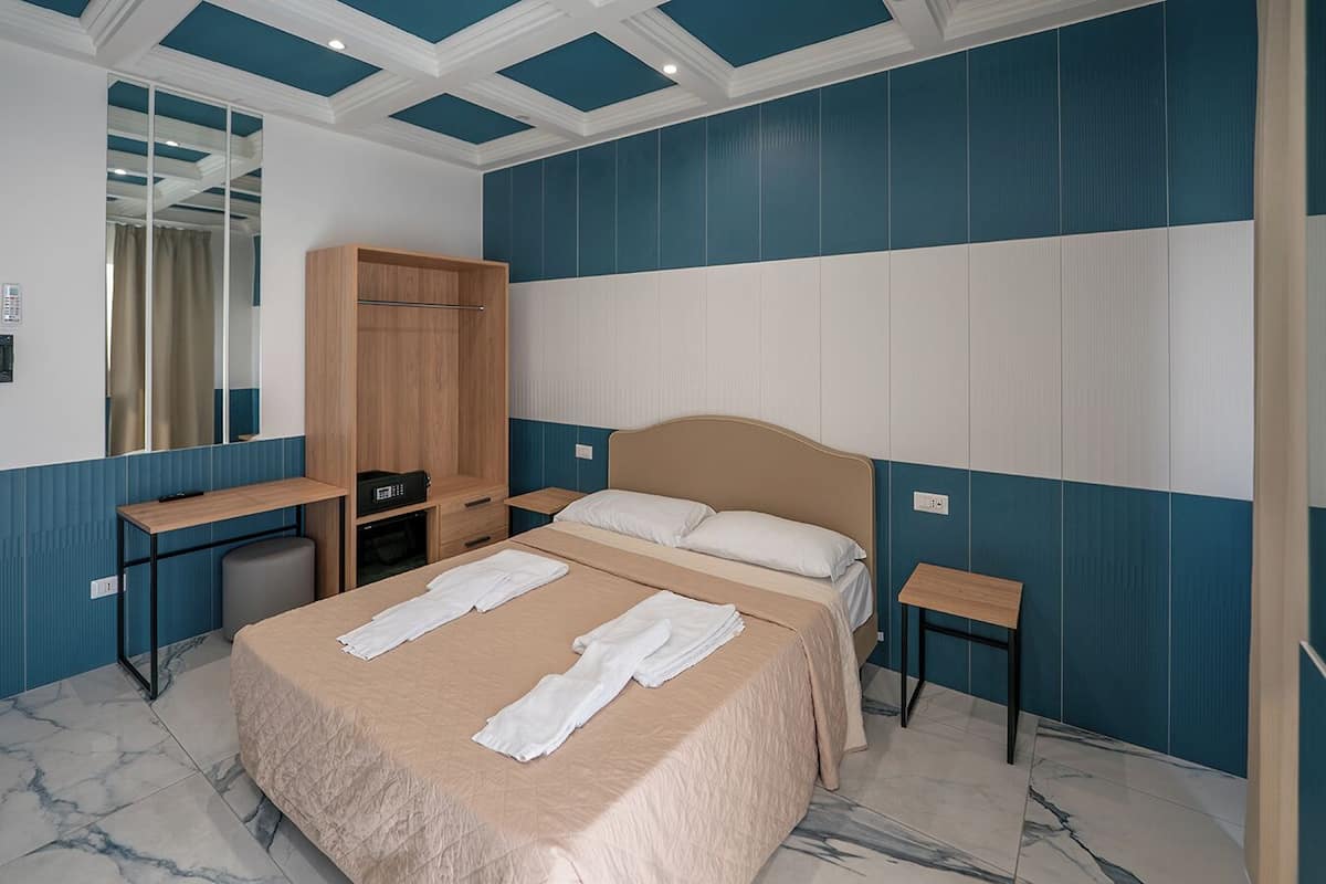 Escritorio y espacio para trabajar con laptop