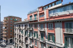 Escritorio y espacio para trabajar con laptop 