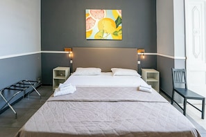 Suite Juniore familiare, edificio separato, Vico Carceri San Felice 13 | Schreibtisch, laptopgeeigneter Arbeitsplatz, schallisolierte Zimmer
