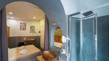 Standardzimmer, Annex (Vico Carceri San Felice 13) | Badezimmer | Kostenlose Toilettenartikel, Haartrockner, Handtücher, Seife