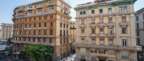 Un edificio de varios pisos con estilo arquitectónico clásico, que cuenta con balcones y ventanas amplias.