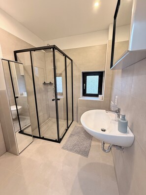 Hair dryer, bidet, towels, soap - Relaxing apartment with balcony near Phantasialand (Weilerswist)