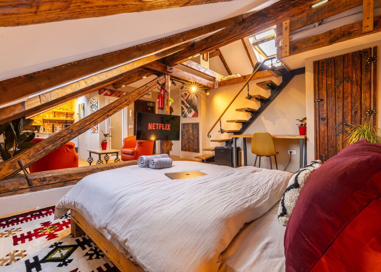 Escritorio, tabla de planchar con plancha, wifi y ropa de cama