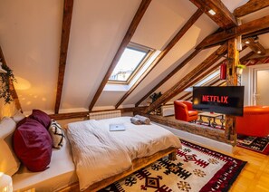 Desk, iron/ironing board, WiFi, bed sheets - The Cozy Main Square Rooftop (Prishtina)