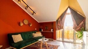 Living area - Cozy Main Square Apartment (Prishtina)
