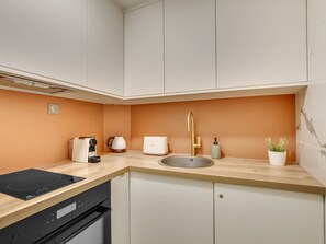 Réfrigérateur, micro-ondes, four, cafetière/bouilloire