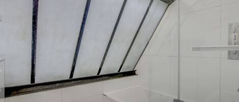 Douche, séchoir à cheveux, serviettes fournies