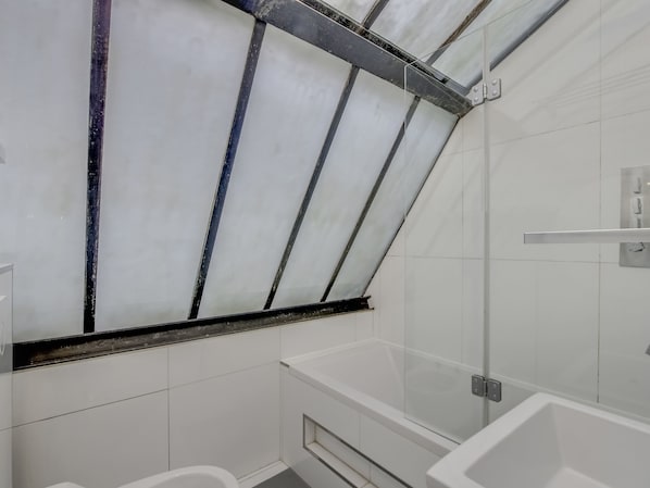 Shower, hair dryer, towels - Stylish duplex apartment - 4P - Gare Montparnasse (Paris)