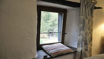 8 chambres, coffres-forts dans les chambres, bureau