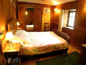 8 bedrooms, in-room safe, desk, iron/ironing board